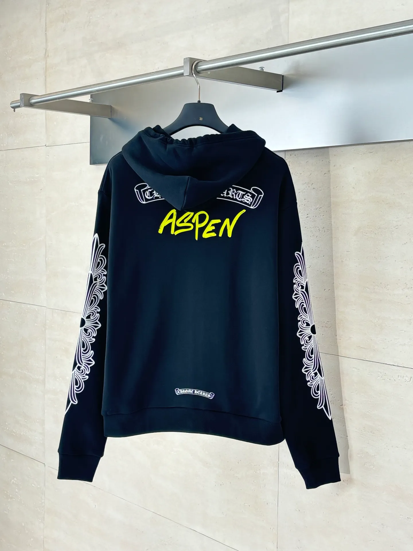 🅿️470 Come Hearts*/Cro Hearts 25 new Sanskrit letter printed zipper hooded sweatshirt. It is made of 100% custom-woven and dyed pure cotton fabric, with a thin velvet lining. The front, back and sleeve logo printing uses a special glue printing process. Its characteristic is that it uses high-performance glue to create a sense of layering in the printed pattern. The zipper puller and back hem are custom-developed using silver-plated foti material. The cuffs and hem have a shrinkage effect. The front panel is manually cut and positioned, hand-sewn and hand-stuffed pockets are designed. The overall routing is straight and delicate. Size: S/M/L/XL